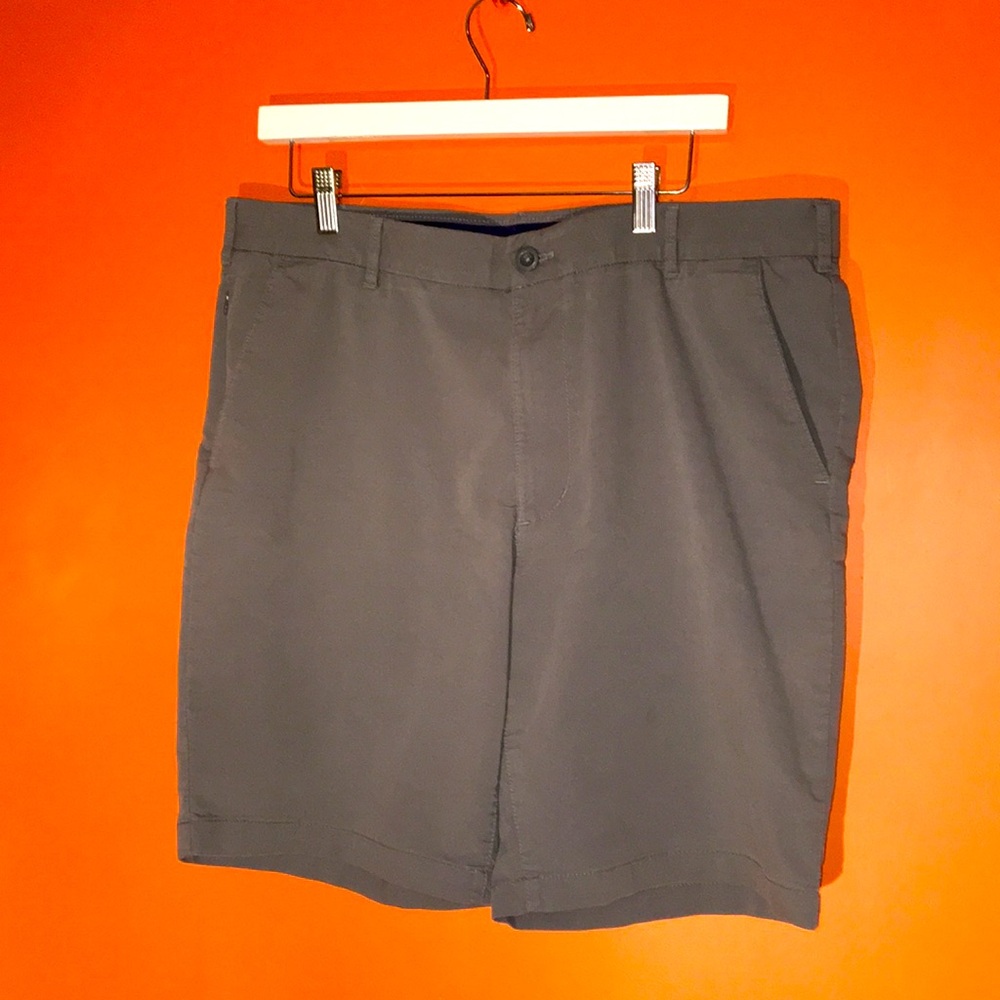 IZOD Men's Gray Casual Shorts Size 36 Waist / 9.5 Inseam